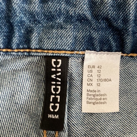 H&M Divided Distressed High Rise Mom Jean Short - Picture 3 of 5